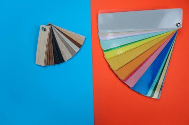 Tahta bir masanın üzerine yakın plan yerleştirilmiş yeni ve güzel renkli bir örnek. İzole tasarımlar ve örnekler. renkli hayranlar