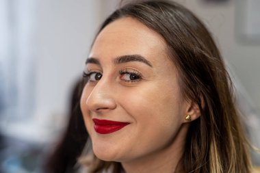 Kaş düzeltme ve yakın plan güzellik salonunda modellik. Mükemmel kaş renkleri var. Kına dövmesi. kalıcı makyaj