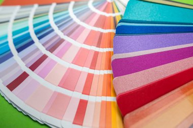 Yeni tasarım için renk modelleri ve masa izole edilmiş ahşap modeller. Tasarım ve renk kavramı. Onarım. dizaynlar