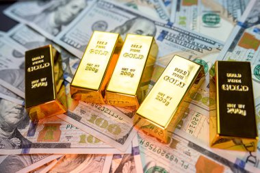 ABD doları, yabancı para birimi ve altın külçe fiyatları karanlık arka planda izole edilir. Para değişimi. Banknotlar ve altın fiyatları.