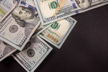 Siyah arka planda izole edilmiş yüz dolarlık banknotlar yığını. Dolar parası. Finans. zenginlik