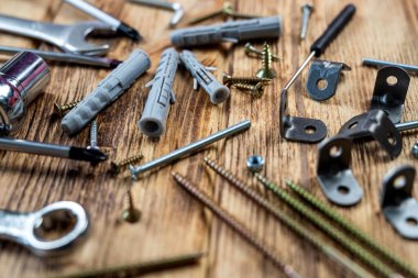 İzole ahşap arka planda asılı nesneler için vida ve paneller. onarım kavramı