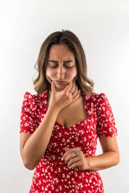 Stüdyoda, beyaz arka planda izole edilmiş diş ağrısından muzdarip genç bir kadının el ele tutuşup yanak yanağa çektiği bir fotoğraf. Diş ağrısı..