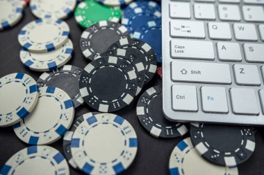 Poker çipli bilgisayar klavyesi ya da dizüstü bilgisayar. Online kumarhane bahis konseptini izole ettim. Büyük ikramiye. çip kumarhanesi.