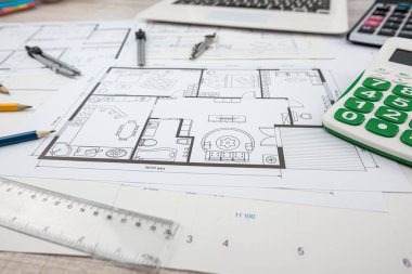 Büyük beyaz kağıtlar üzerinde binaların teknolojik çizimleri. Mühendislik projesinin bir parçası.