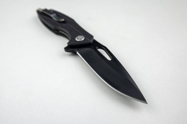 Sabit bıçaklı savaş bıçağı beyaz arka planda izole edilmiş. askeri kavram