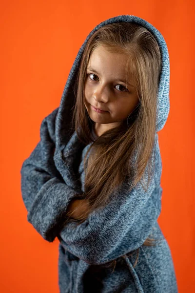 Chica Con Una Túnica Gris Una Sonrisa Aislada Sobre Fondo —  Fotos de Stock