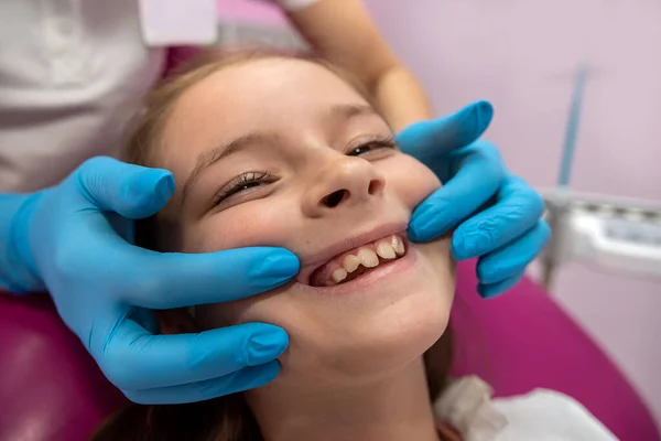 Medico Esamina Cavità Orale Una Bambina Utilizza Uno Specchio Orale — Foto Stock