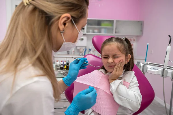 Οδοντίατρος Παιδίατρος Μια Γυναίκα Λαμβάνει Ένα Μικρό Όμορφο Κορίτσι Στη — Φωτογραφία Αρχείου