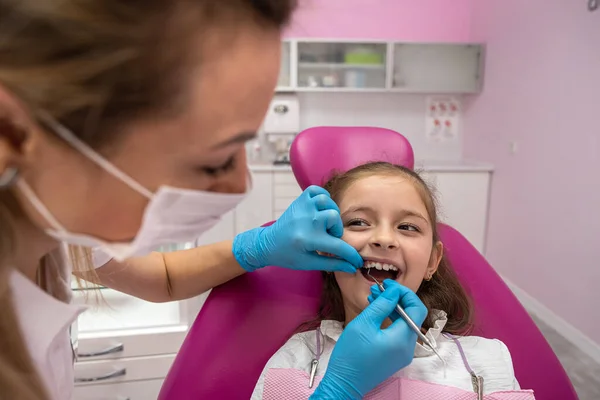 Tatlı Küçük Kız Dişçi Koltuğuna Oturur Ağrıyan Dişleri Tedavi Eder — Stok fotoğraf