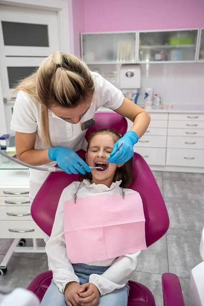 Lateks Eldivenli Genç Beyaz Dişçi Dişlerinin Durumunu Kontrol Ediyor Dişçi — Stok fotoğraf