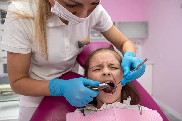 Close Girl Her Mouth Open Looking Dentist While Doctor Checks — Stok fotoğraf