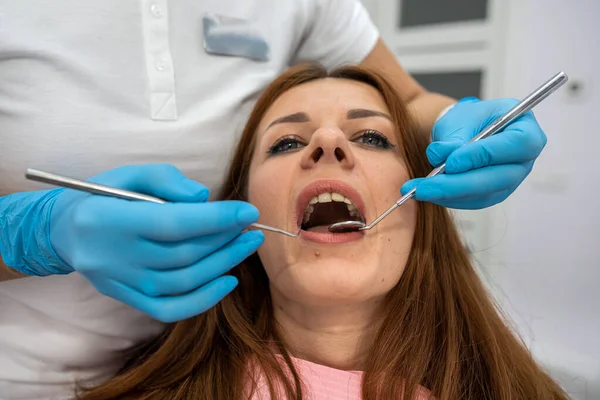 Dişçiye Gitmekten Korkan Korkmuş Genç Bir Kızın Yakın Plan Portresi — Stok fotoğraf