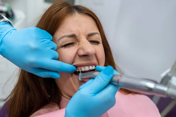 Ağzı Açık Bir Kadının Diş Aletleri Için Ayna Tutarken Çekilmiş — Stok fotoğraf