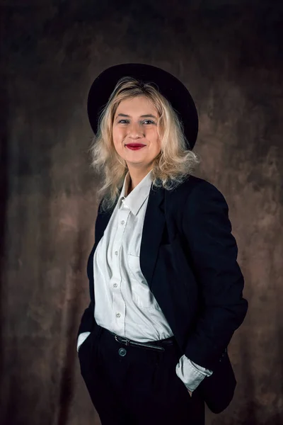 控えめな厳格なスーツで白い美しい髪を持つ笑顔のビジネス女性 闇の中で孤立した女ボス — ストック写真