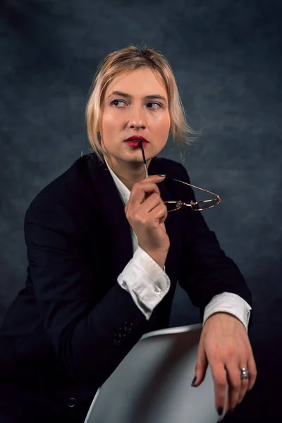 Портрет Изолированной Студии Женщины Гламур Элегантный Мощный Модный Бизнес Модель — стоковое фото