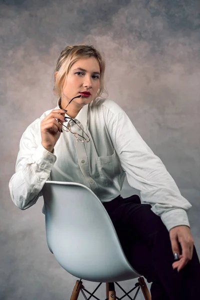Imagen Una Alegre Mujer Oficina Con Pelo Largo Blanco Ropa —  Fotos de Stock