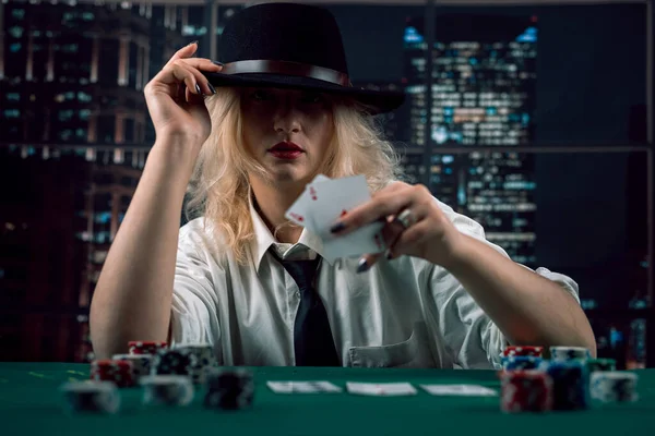 Γυναίκα Έμπορος Στο Καπέλο Παίζοντας Χαρτιά Και Μάρκες Πόκερ Στο — Φωτογραφία Αρχείου
