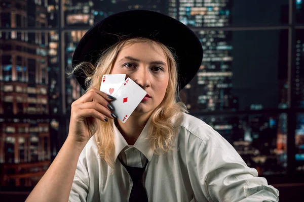 Vacker Vit Kvinna Med Pokerkort Nära Ansiktet Täcker Sig Själv — Stockfoto