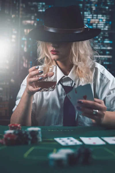 Attraktiv Tjej Skjorta Och Hatt Dricka Whisky Och Titta Pokerkort — Stockfoto