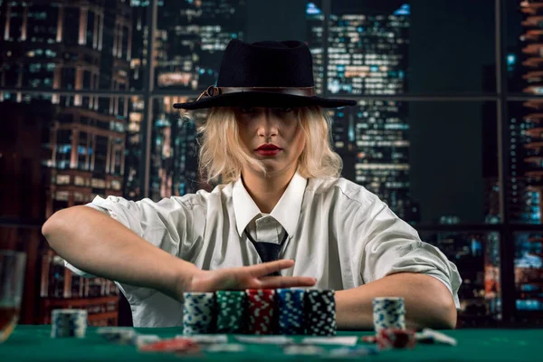 Vacker Återförsäljare Flicka Hatt Skjorta Och Slips Vid Pokerbordet Följer — Stockfoto