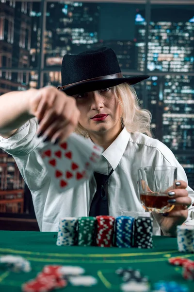 Flicka Återförsäljare Eller Croupier Blandar Poker Kort Kasinot Bakgrunden Marker — Stockfoto