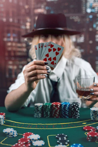 Surowej Dilerki Klasycznych Okazjach Karty Stole Pokerowym Diler Kobieta Poker — Zdjęcie stockowe