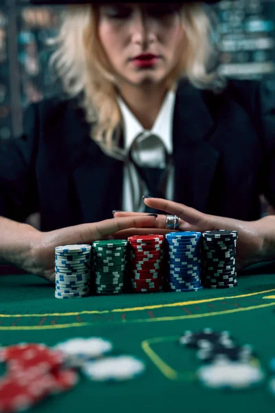 Γυναίκα Έμπορος Κρουπιέρης Ανακατεύοντας Κάρτες Πόκερ Στο Καζίνο Που Κατέχουν — Φωτογραφία Αρχείου