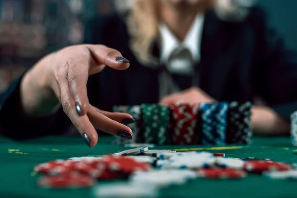 Återförsäljare Attraktiv Kvinna Kasino Vid Pokerbordet Delar Kort Flickan Kasinot — Stockfoto