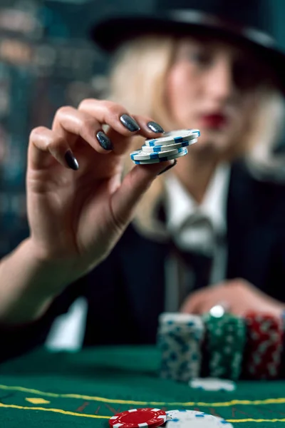 ポーカーテーブルでカジノのディーラー魅力的な女性はカードを扱います カジノの女の子だ カジノだ ポーカーだ — ストック写真