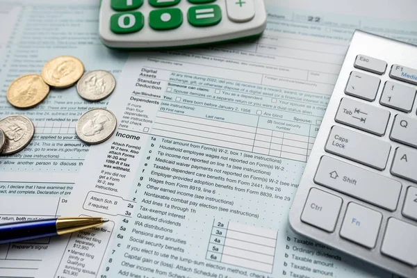 Income Tax Form 1040 Dollar Coin Calculator Desk Taxation Concept — Stok fotoğraf