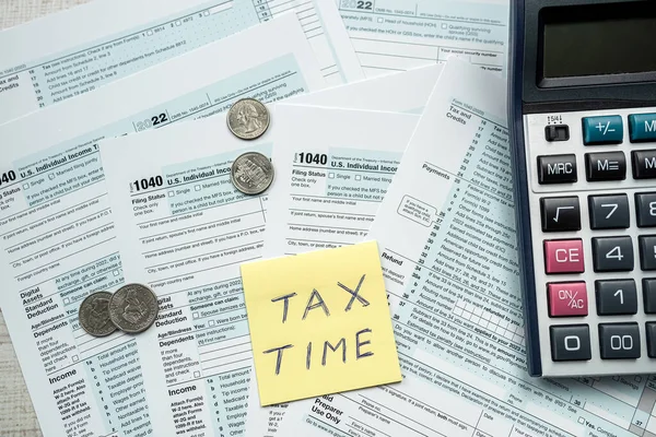 美国个人收入1040税表 带有美国硬币和计算器 金融税收概念 — 图库照片