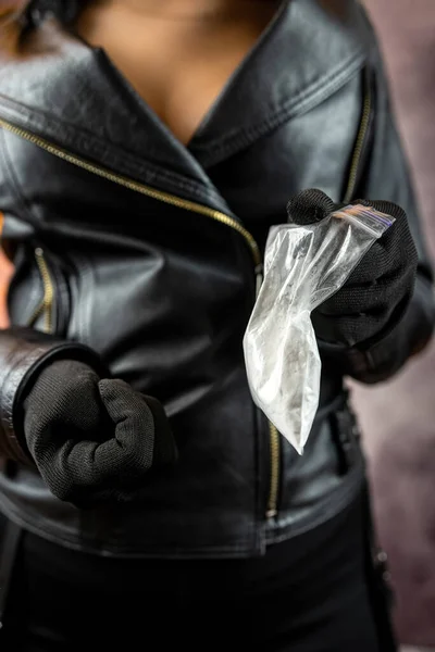 Traficante Drogas Usa Pano Preto Escuro Vendendo Drogas Heroína Drogada — Fotografia de Stock