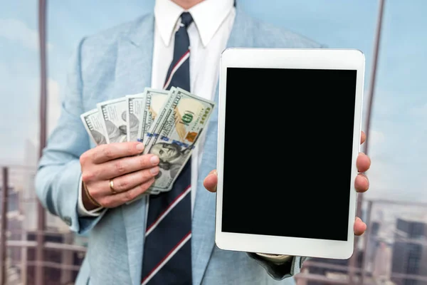 Mavi Takım Elbiseli Adamı Elinde Dolar Banknotları Boş Siyah Ekranlı — Stok fotoğraf