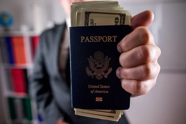 Man Bezit Amerikaanse Paspoort Met Dollarbiljetten Voor Zaken Reizen Financiën — Stockfoto