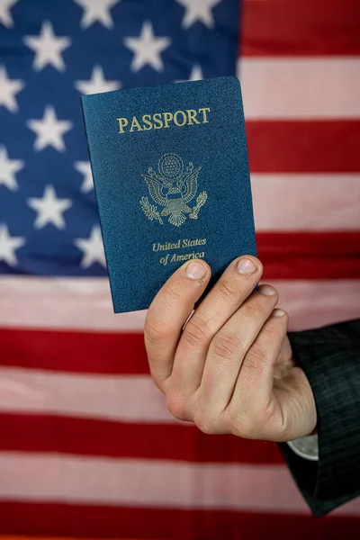 Zakenman Dragen Pak Met Usa Paspoort — Stockfoto