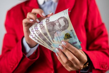 Kırılgan bir kadının genç elleri yelpaze tutuyor binlerce Hryvnia ile. Ukrayna parası. Zengin bir kadın Hryvnias 'ın ellerinde