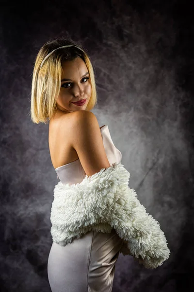 Femme Manteau Fourrure Une Robe Est Photographiée Dans Studio Mode — Photo