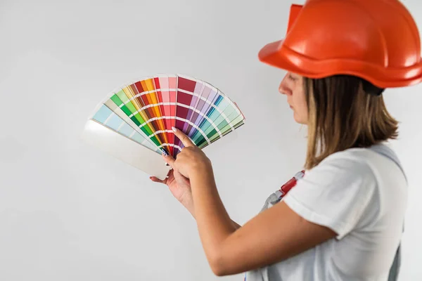 Mujer Joven Adulta Uniforme Sosteniendo Patrones Coloridos Con Abanico Manos — Foto de Stock