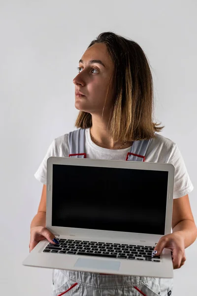 Trabalhadora Construção Feminina Tem Laptop Suas Mãos Isolado Sobre Fundo — Fotografia de Stock