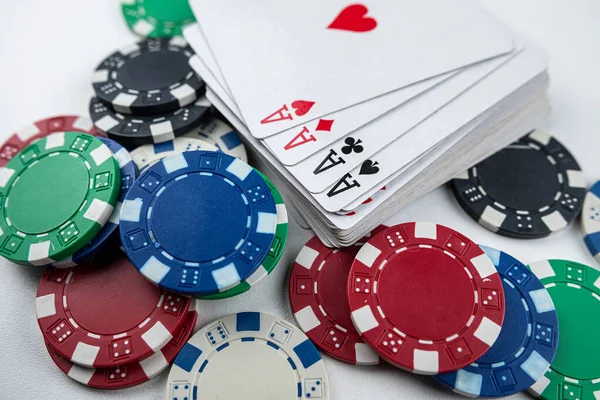 Pilha Cartas Poker Deitadas Fichas Casino Conceito Jogo Vencedor — Fotografia de Stock