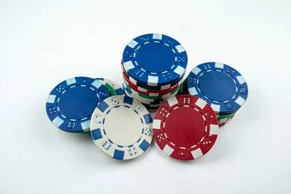 Pilas Diferentes Fichas Casino Aisladas Blanco Texas Holdem Poker Concepto — Foto de Stock