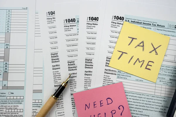 空白美国税单1040 2022上带有文字税时间的贴纸 会计概念 — 图库照片
