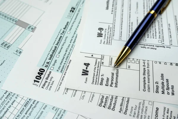 Pusty Formularz Podatkowy 1040 Biurku Termin Płatności Koncepcja Opodatkowania — Zdjęcie stockowe