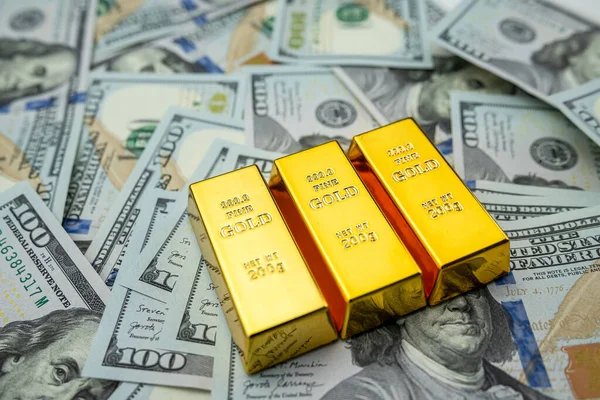 Detailní Zlatý Pruh Ležící 100 Dolarových Bankovkách Koncept Zlata Peněz — Stock fotografie