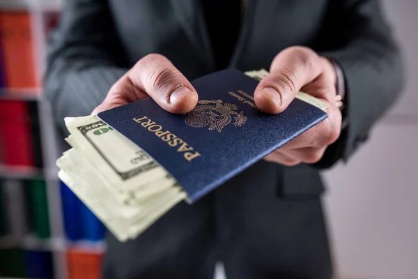 Uomo Affari Possesso Passaporto Usa Con Dollaro Viaggiatore Concetto Finanza — Foto Stock