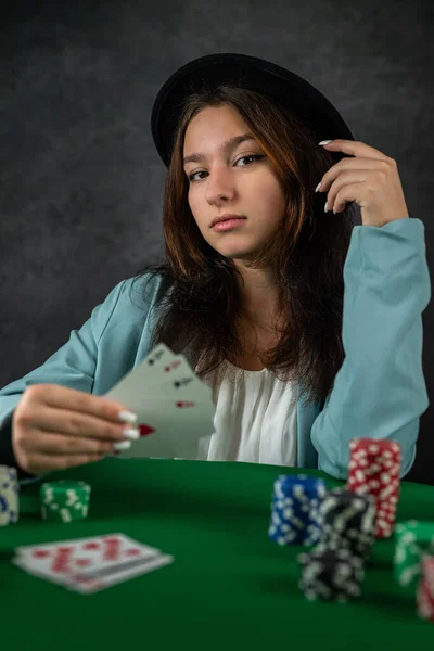 Beautiful Poker Girl Starts Poker Game Cards Chips Table Poker — Stockfoto