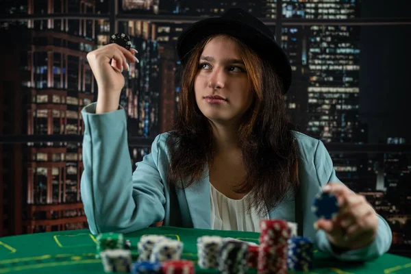 Girl Casino Plays Poker Confidence Winning Game Poker Woman Cards — Φωτογραφία Αρχείου