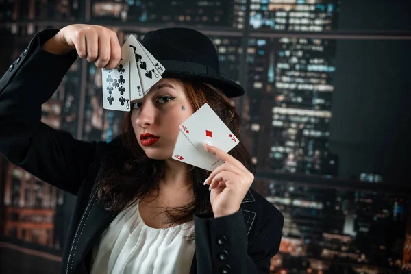 女性のポーカープレーヤーは カジノテーブルで手札付きの絶妙な香水を美しく身に着けていました ギャンブルだ ポーカーだ 危険なゲームの中で — ストック写真