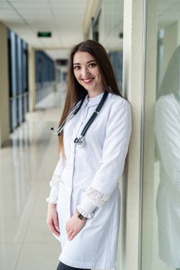 Kameraya gülümseyen bir kadın doktor görüntüsü. Kadın portresi konsepti. Kadın sağlık çalışanı